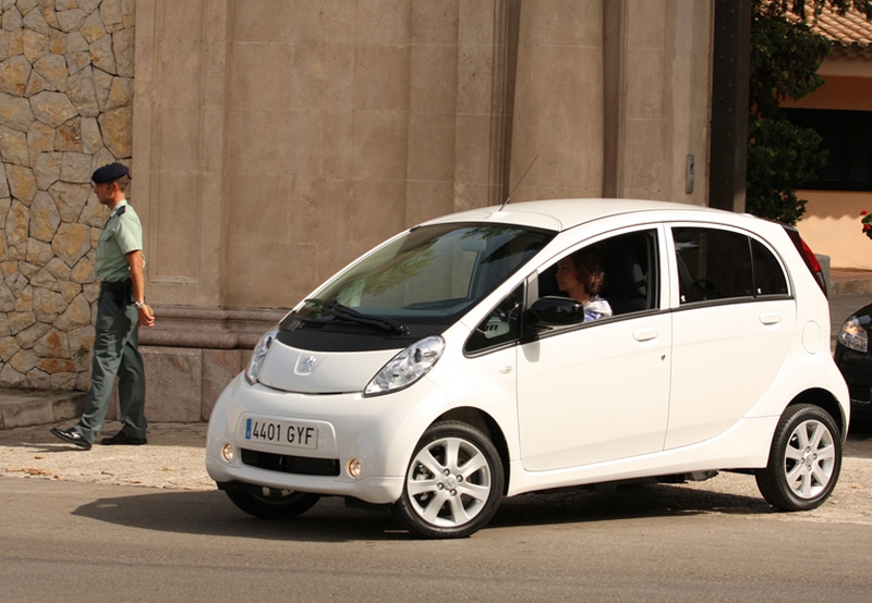 Królowa Hiszpanii kierowcą Peugeot iOn