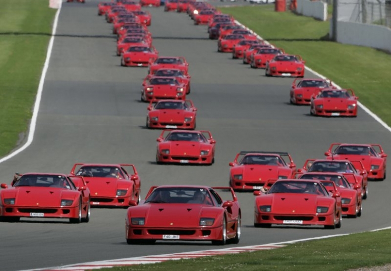 60 egzemplarzy Ferrari F40 na torze Silverstone