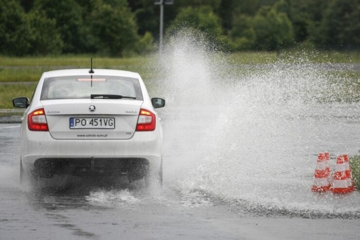 Bezpieczna podróż w czasie deszczu