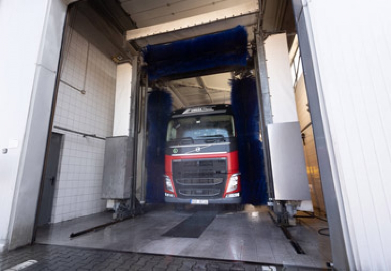 Myjnie dla ciężarówek – jaką wybrać aby skutecznie wyczyścić TIRa?
