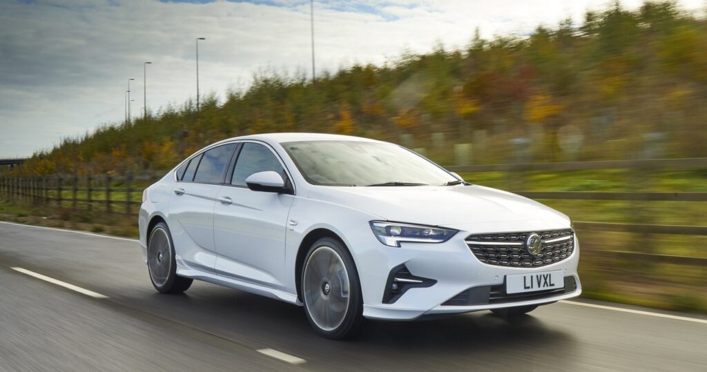 Opel Insignia — dane techniczne, wymiary, silniki, spalanie, pojemność, ceny, opinie