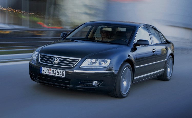 VW Phaeton — dane techniczne, wymiary, silniki, spalanie, pojemność, ceny, opinie